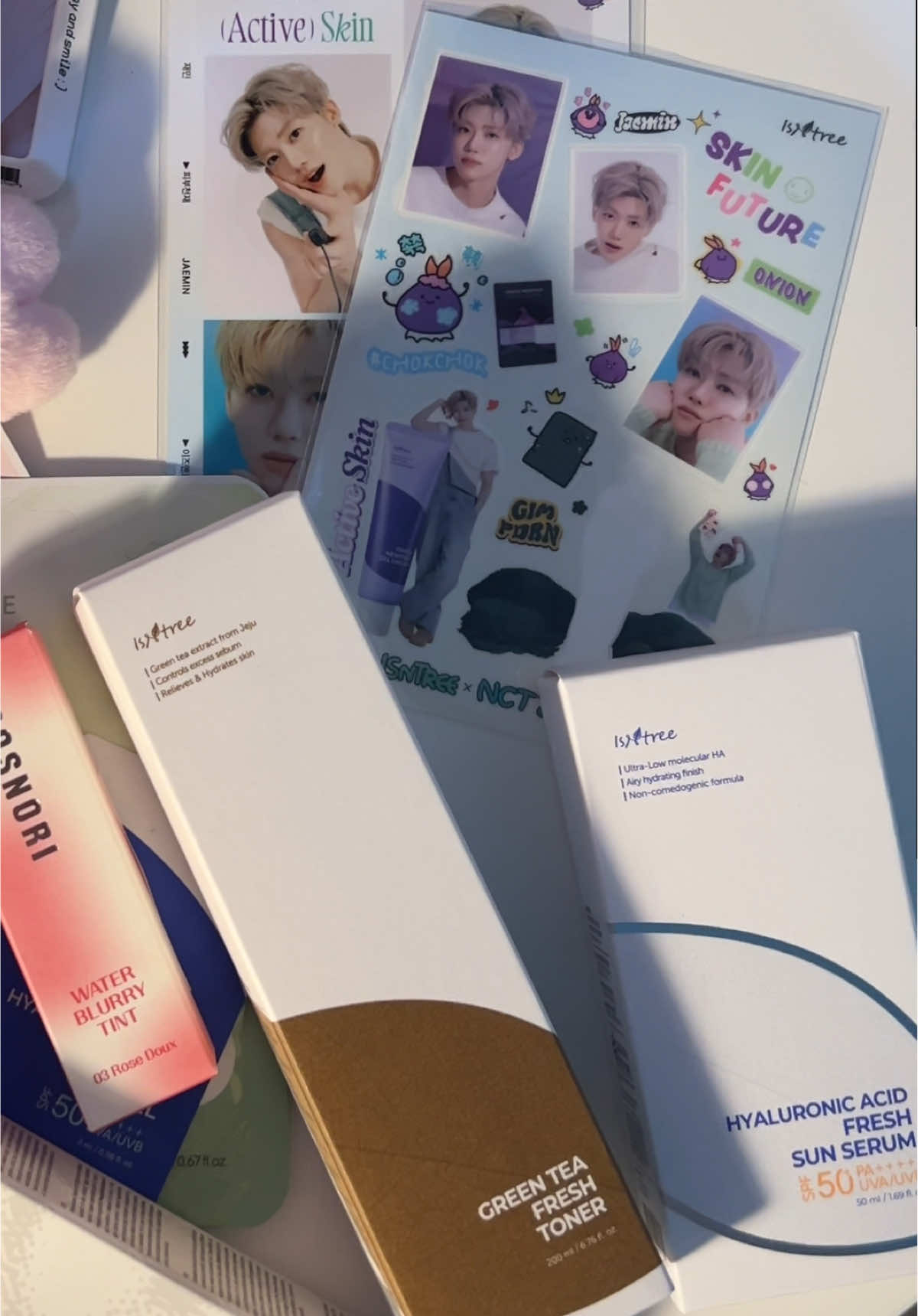 เซ็ต JAEMIN x ISNTREE ของไทยมาแล้วค่า 🌿🩷🐰 เราแนะนำสองตัวนี้ใน box set เลยค่ะ ใช้แล้วจึ้งจริงงงงงง มาผิวฉ่ำแบบคุณ BA แจมินกันนะคะ 🩵 @ISNTREE TH @Kbeauty.house  ISNTREE WITH NCT JAEMIN  #jaemin #fypシ゚ #foryou #isntree  #JAEMINxISNTREE #jaeminnct #nctzen    #이즈앤트리xNCT재민 