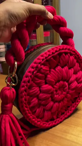 Não sabe como utilizar esse fecho de bolsa? Confere o vídeo da @Negra Maria e aprenda rapidinho como usar!  🧶♥️ #bolsadecroche #croche #soucirculo #semprecirculo #circuloprodutos 