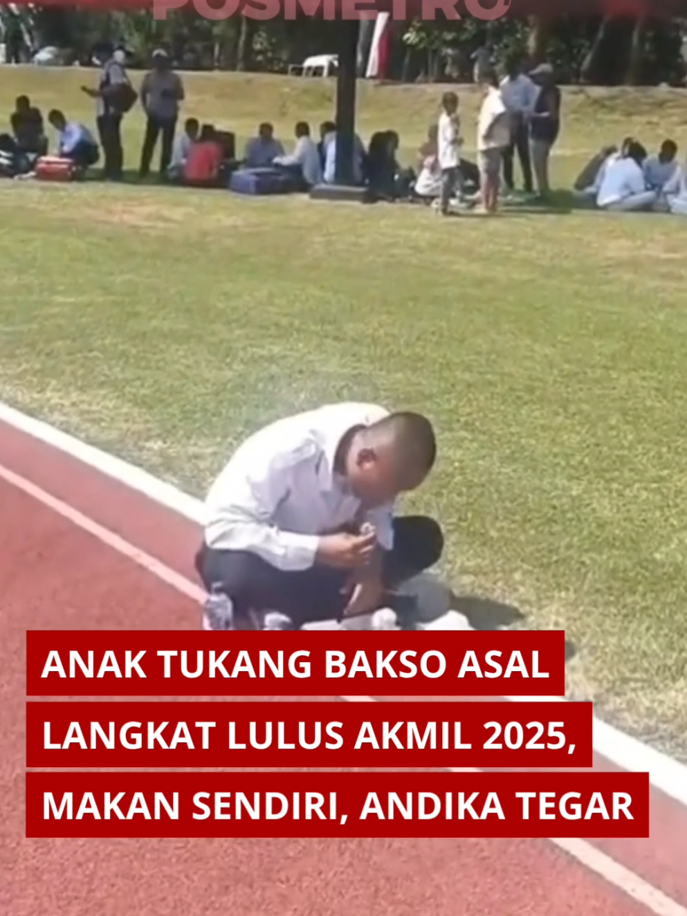 Kala semua Taruna Akademi Militer (Akmil) didampingi keluar, Andika Pranata harus tegar makan sendiri. Orang tuanya yang jauh di Kabupaten Langkat, Sumatera Utara tidak bisa menghadiri hari bersejarah dalam hidup Andika. Andika Pranata adalah seorang anak tukang bakso asal Kabupaten Langkat, Sumatera Utara. Dia merupakan salah satu lulusan Akmil 2025 yang baru saja diumumkan, Sabtu (2/8/2025) lalu. Total ada 1.270 peserta dinyatakan lulus sesuai alokasi kebutuhan organisasi TNI. Semangat prajurit muda! Baktimu kami tunggu! #tni #taruna #akmil #prajurit #viralreels #andikapranata #tukangbakso    