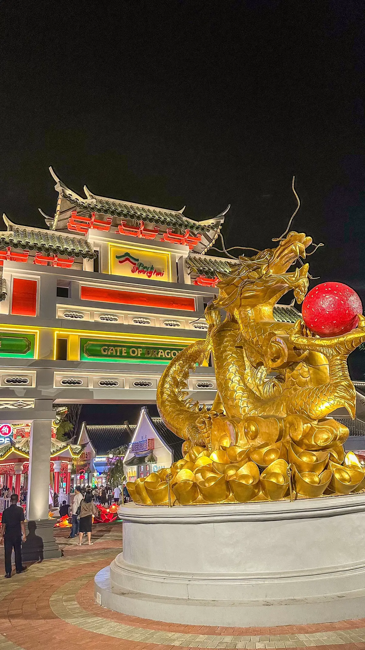 night vibes park shanghai bikin gabisa move on 🥹🫶🏻💯 Selain baguuss bgt dan banyak spot foto aethetic, ada kulineran halal jugaaa yaaa… Teman-teman luar surabaya harus cobain kesini sih 🥰 #surabaya #parkshanghai #pakuwoncity #parkshanghaipakuwoncity #surabaya24jam #saisho #matcha #auntieleen #kulinersurabaya #fyp #exploresurabaya #wisatasurabaya 