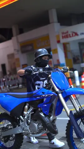 Enjoy the night with yz💙  #yz #yz125 #yz125x #yzfamily #fyp #fypシ #fypage #twostroke #dirtbikes #foryoupage #nightride #jakarta #nightrider #yz125💙 #citylights #lossantos #trend #trending #itingmeledak🔥 
