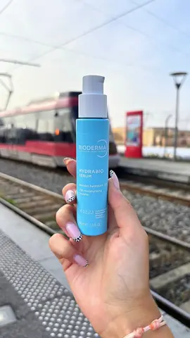 Ta peau vit à ton rythme. Et c’est tant mieux ! 💧 Hydrabio Sérum, c’est le soin qui l’hydrate, la booste et l’accompagne sans jamais la freiner. ✨ Pour une peau fraîche, lumineuse, toujours dans le mouvement.   #hydrabio #hydratation #skincare 