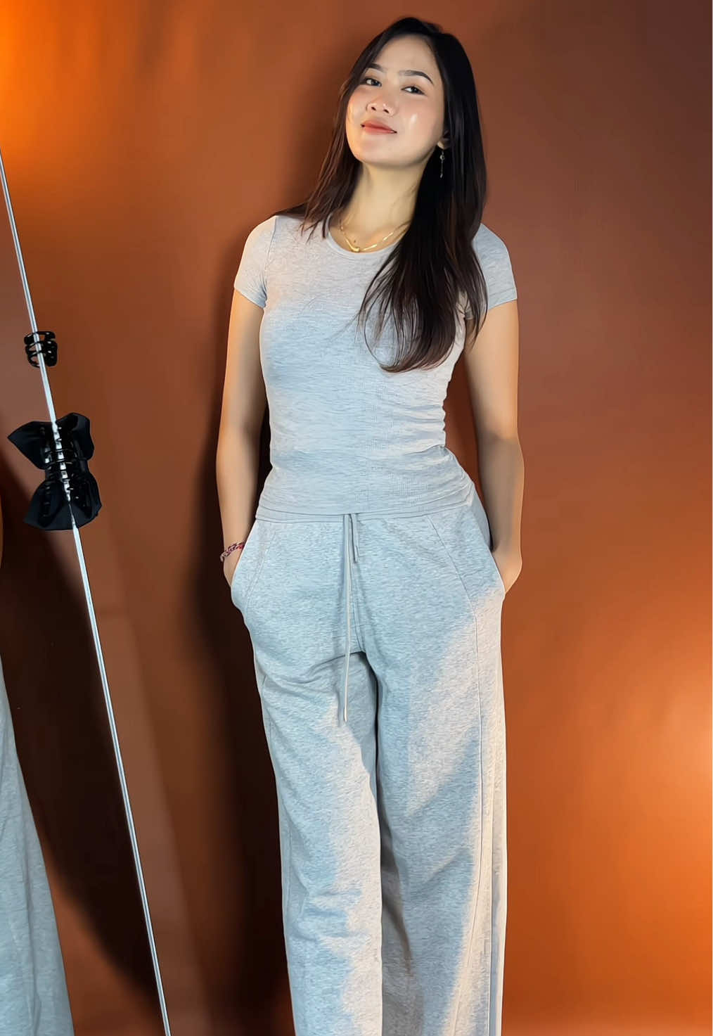 Celana olahraga lurus dengan atasan kaos polos cocok banget buat kamu yg suka outfit simpel #celanamurah #celanaolahraga #kaosmurah #rekomendasioutfit #outfitsimpel 