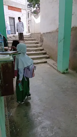 bahkan beliau yang Ning kecil (putri kiai) tetap memberikan rasa hormat kepada salah satu guru Annuqayah (santri alumni) yang kebetulan berpapasan #fypシ゚viral🖤tiktok  #annuqayah  #sekolah #motivasi 