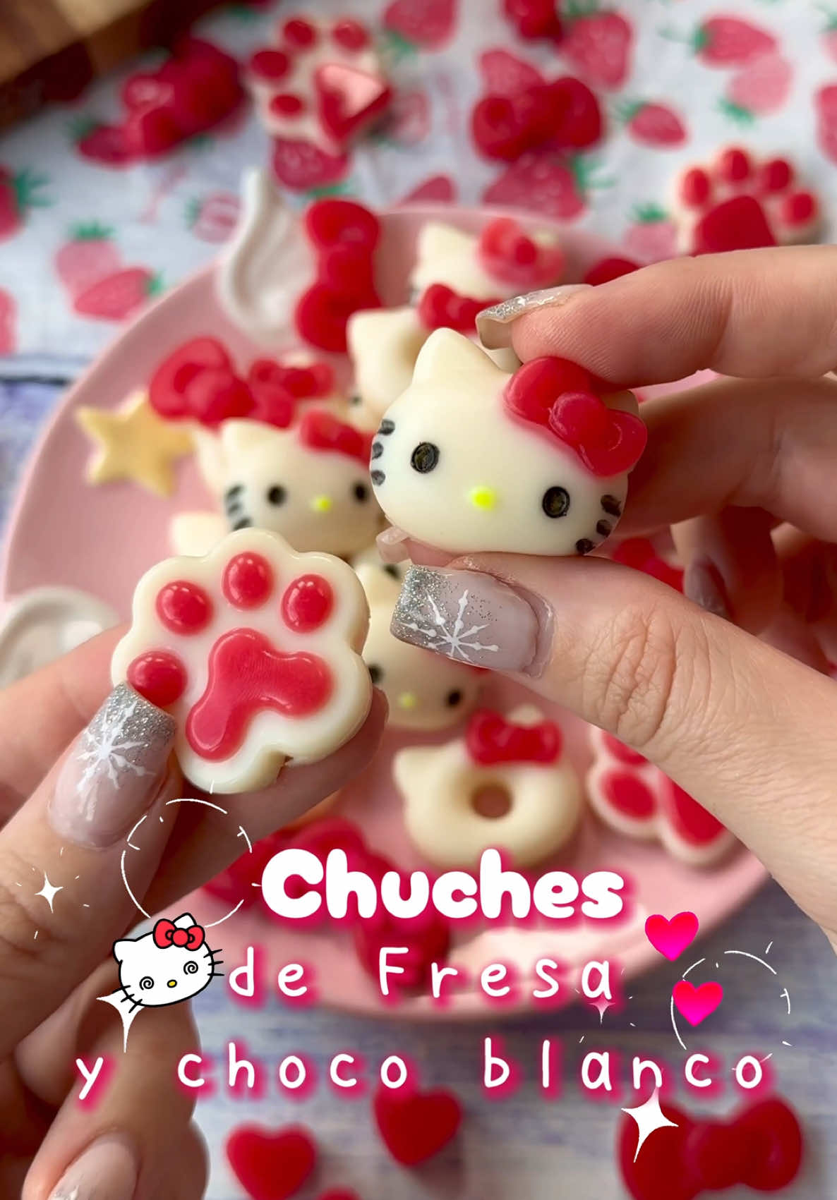 🌸 GOLOSINAS DE FRESA Y CHOCOLATE BLANCO 🍓 @burpee_vet⁣ ⁣ 🌸 Guarda esta receta para tenerla a mano, no solo porque está buenísima, sino porque en breve os voy a subir una tarta usando estas chuches y os vais a enamorar 🤭 ⁣ 🌸INGREDIENTES 🍓Capa fresa ➖ 90 ml de leche ➖ 1/2 sobre gelatina de fresa  ➖ 10 gr de gelatina neutra 🐱 Capa chocolate blanco  ➖ 50 ml leche ➖ 40 gr de chocolate blanco ➖ 5 gr de gelatina neutra 🐱 Para la capa fresa: calienta la leche junto con la gelatina de fresa y remueve hasta que se disuelva 🐱 Añade gelatina neutra y sigue removiendo 🐱 Vierte en un molde para chuches de silicona. Rellena solo hasta la mitad. Deja en la nevera 15 min  🐱 Para la capa de chocolate blanco: calienta la leche, añade el chocolate blanco en trocitos y deja que se derrita 🐱 Añade la gelatina neutra y remueve hasta que todo se derrita 🐱 Vierte en el molde sobre la capa de fresa que ya estará un poco gelificada 🐱 Deja en la nevera mínimo 2 horas. Cuánto mas lo dejes, más sencillo será de desmoldar ⁣ #tiktokespaña #cocinaentiktok #postres 