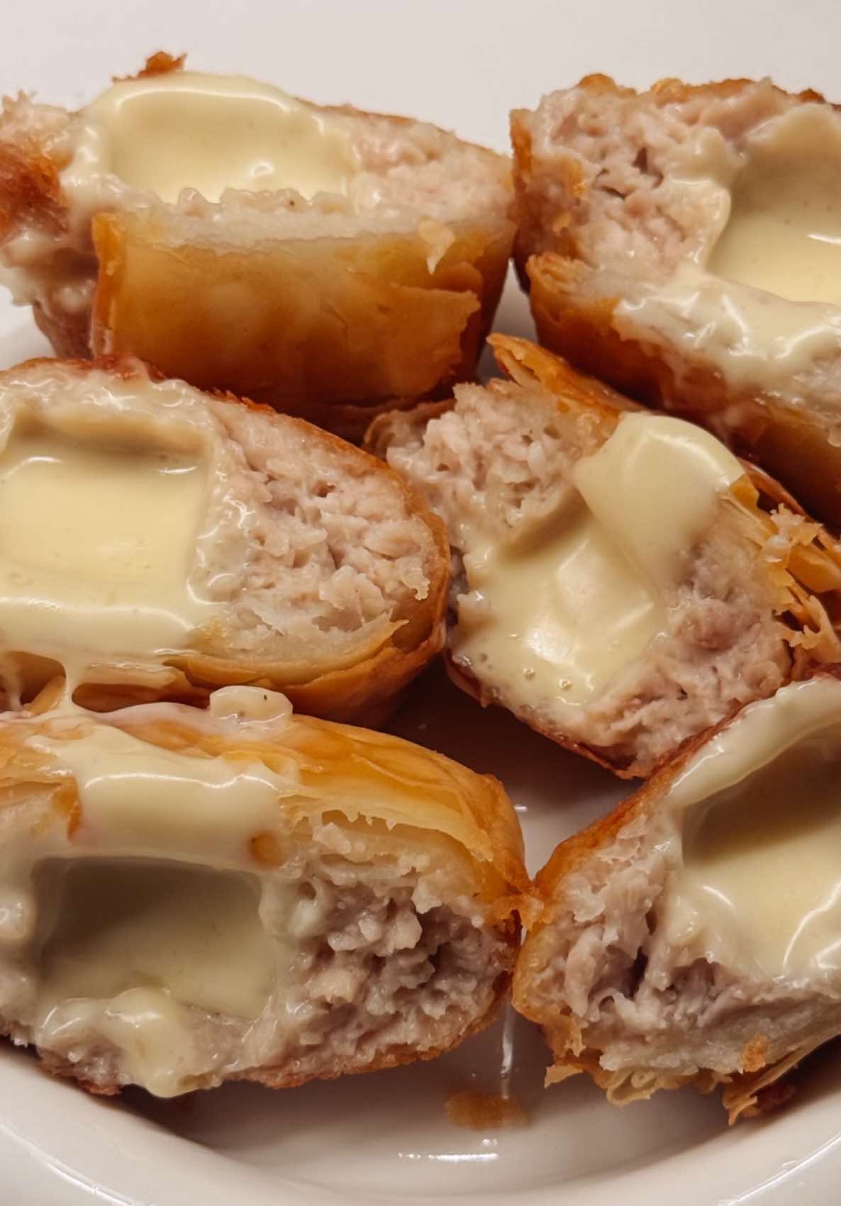 DIMSUM KEJU LUMER TANPA CHOPPER 🤩 Setelah kemarin bikin yang langsung digoreng, kali ini bikin lagi dimsum kejuuuu versi dikukus dulu! 600gr paha ayam fillet cincang (aku lgsg minta dicincangin sama tukang ayam/ bisa jg dicacah manual pake pisau cm effort sieh) 3siung bawang putih 1sdm bawang goreng (opsional) 2btr putih telur 40gr tapioka 1sdm saus tiram 1sdm minyak wijen 1/2 sdt garam 1/2 sdt kaldu jamur 1/2 sdt lada Kukit lumpia Keju : Quick Melt Bisa langsung digoreng kokkk, tp ini Kukus 15 menit (kukusannya diolesi minyak dulu biar ga lengket + jangan ditumpuk!)  Ib ka @Itsfrydays 🫰🏻 - SEBELUM DIGORENG PASTIIN DIMSUMNYA UDAH DALAM KEADAAN SUHU RUANG YAA - KALAU MAU DIFREEZER ATAU DIKULKASIN JG PASTIIN UDH DALAM KEADAAN DINGIN YAAA 💜  #safsaffa #gojajalan #dimsumgorengisikeju #dimsumkeju #idejualan #fyp