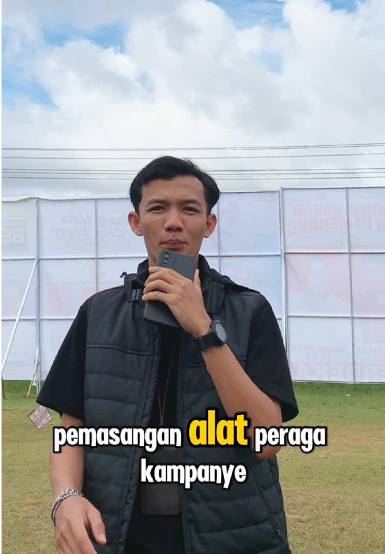#sobatmileh  Anggota PPK Gerunggang Melaksanakan Monitoring Pemasangan Alat Peraga Kampanye yang difasilitasi KPU Kota Pangkalpinang pada Pemilihan Walikota dan Wakil Walikota Pangkalpinang Ulang tahun 2025. Pemasangan dilakukan pada dua titik, yakni di Area Taman Delova (Kelurahan Kacang Pedang) dan di samping SPBU Kampak (Kelurahan Tua Tunu Indah) @KPU_RI @KPU BABEL @KPU Kota Pangkalpinang @margaritababel  #pilkadaulang2025 #pilkadaulangpangkalpinang2025