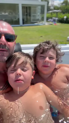 👨‍👧‍👦 Ci sono palchi che contano… e poi ci sono abbracci che valgono più di mille applausi. In mezzo a una vita di musica, il momento più vero è questo. “Nata ‘occasione” non è solo una canzone. È uno sguardo. È famiglia. 💙 #GianniFiorellino #Nataoccasione #FiorellinoLive #MusicaItaliana #NapoliNelCuore #LiveTour2025