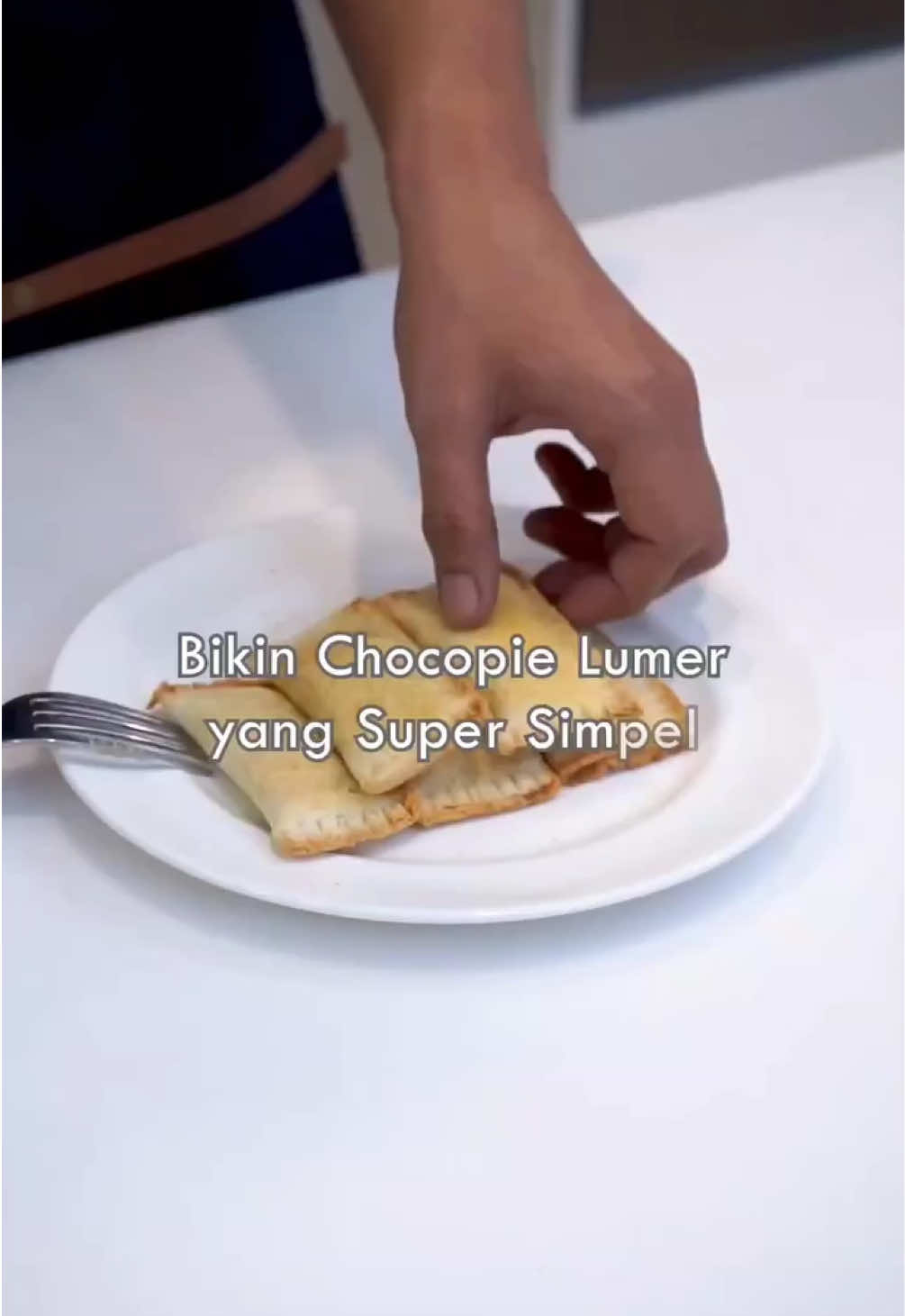 Cuma butuh 2 bahan, loh #JSQUAD! Chocopie Lumer - Camilan yang Wajib Dicoba 🤤🙌 Cara buatnya super gampang dan cocok banget buat jadi camilan santai di rumah. Jangan lupa di-save videonya biar nanti gampang recook ya 😆 #JosephJoseph #JosephJosephIndonesia #cemilansimple #resepviral #reseprumahan #cemilanrumahan #idecemilan #chocopie 