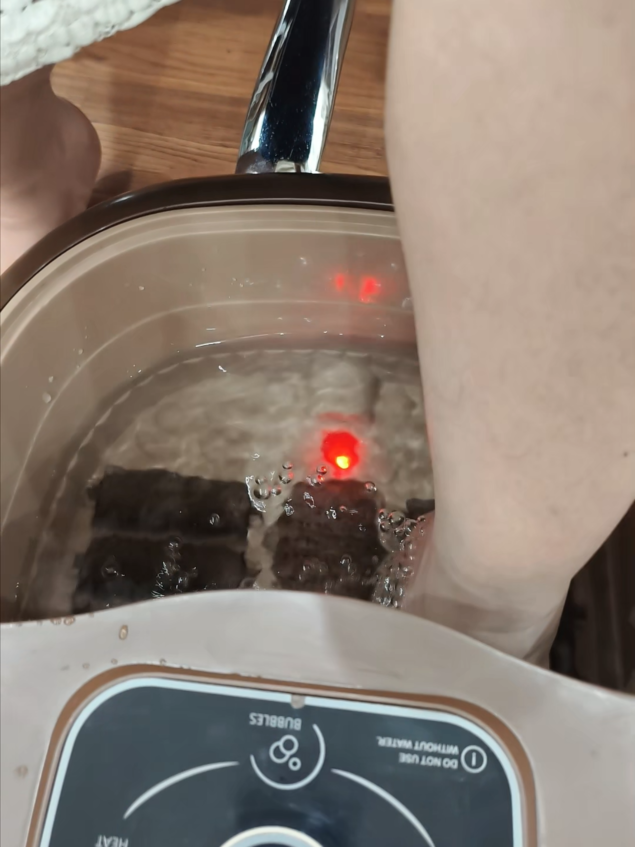 Chậu ngâm chân + tặng 10 gói thảo dược kết hợp thanh massage cùng sưởi ấm và sục khí #chaungamchan #chaungamchanmassage #chamsocsuckhoe #gocvanphongcuatien 