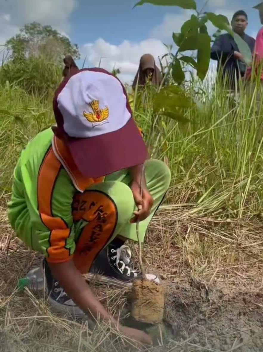 Aksi Anak Negeri hijaukan Bumi. SDN 1 Taman Fajar dan  SDN 2 Tegal Yoso menabur Harapan yang lebih rindang dan lestari #waykambas #lampung #gajahcore #gajahviral #edukasi 