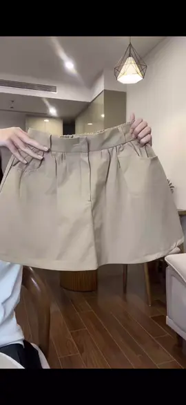 Chân váy ngắn dáng xoè, chất kaki gió mềm mát, cạp khoá trước chun sau...#chanvay #chanvayxinh #macdepmoingay 