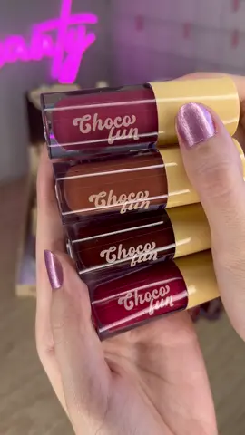Cores irresistíveis, hidratação perfeita e cheirinho de chocolate… é impossível não se apaixonar pelo Choco Fun🍫 #maquiagemtiktok #ChocoFun #glosslabial #lipgloss #makeup 