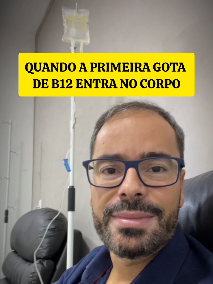 Hoje vou te contar sobre duas formas ativas de vitamina B12 que podem ser diluídas em Soro (via endovenosa).  🔬 Formas ativas de B12 usadas em soro: ✅ 1. Metilcobalamina:  	•	 Forma ativa no cérebro e sistema nervoso 	• 	Participa da metilação, da síntese de neurotransmissores, e ajuda na proteção da bainha de mielina (importante para os nervos) 	•	 Muito usada em Neuropatias (diabetes, alcoolismo, metformina) 	• 	Fadiga crônica 	•	 Doenças neurológicas e neurodegenerativa.  	•	 Suporte cognitivo e emocional ✅ 2. Adenosilcobalamina  	•	 Forma ativa mitocondrial da B12 	•	 Atua diretamente no ciclo de Krebs e no metabolismo energético 	•	 Ideal para Síndrome da fadiga crônica 	•	 Disfunções mitocondriais 	•	 Cansaço extremo 	• 	Atletas ou pessoas com alta demanda metabólica ⚠️ A adenosilcobalamina é menos comum no mercado brasileiro em forma injetável. ➡️ Na via endovenosa a absorção é direta na corrente sanguínea e sua ação é  imediata. Também é muito bem utilizada na via intramuscular. ➡️ Os valores ideais que indico para meus pacientes ficam entre 800 a 1.200. 🧠 Me conta aí nos comentários, quanto está sua vitamina B12 no último exame de sangue 🚀 #drlucianoquinellato #vitaminab12 #adenosilcobalamina #metilcobalamina #b12naformaativa #saudeequalidadedevida 
