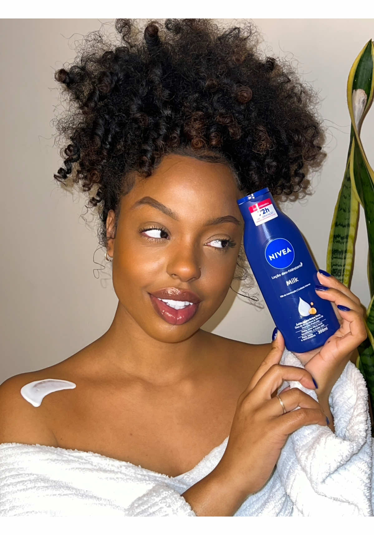 Tem marca que a gente nasce com ela, e tem marca que a gente escolhe. As duas me ensinam a mesma coisa: se olhar com mais carinho. Hoje eu cuido do que carrego na pele com Nivea Milk @NIVEA Sim! O mesmo de sempre, mas agora com hialurônico puro! Me conta uma marquinha sua que tem história. 💙 #NIVEAMilk #NovoNIVEAMilk #HidrataEFala #HidrataçãoNIVEA #SóNIVEAéNIVEA *publi
