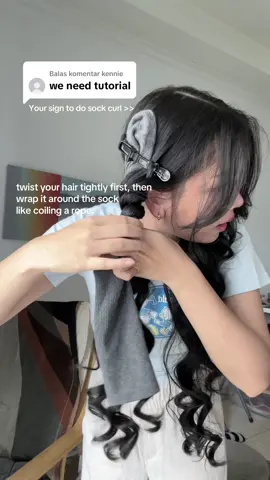 Membalas @kennie Here’s a quick tutorial  for English speakers, tap ‘translate’💕 #sockcurls #heatlesscurls #tutorial 