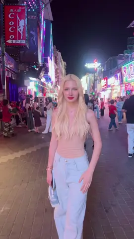 ดาวรัสเซียมาแล้ว🇷🇺🤍🩷 #walkstraight #พัทยา #ดาวwalkinstreet #ชะนีรัสเซีย 
