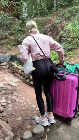 Ich und mein pinker Koffer im Jungle von Vietnam 😅🥰