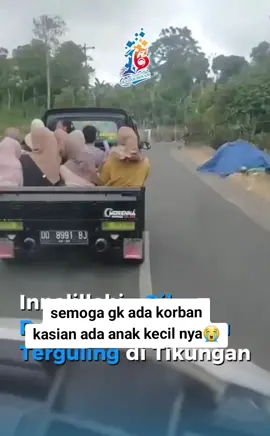 lain kali hati2 pak sopir..sdh tahu tikungan muat orang bnyk #bekasi #kecelakaan #fyppppppppppppppppppppppp #fypage #vidioviral 