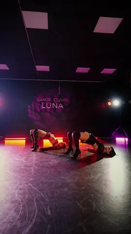 С шикарной @Анна Тринчер ❤️ dc: by me #rishakd #півонії #аннатрінчер #танцікиїв #heelschallenge #heels 