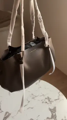 شنطة تشارلز اند كيث مكسره الطلبات متوفره تسليم فوري 👍🏻#بيرسونال_شوبر #وسيطة_مواقع #شنطة_دوام #شنطة #توت_باق 