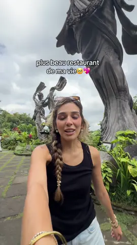 les statuts elles font 10 fois ma taille je suis choquée 😳 #restaurant #bali #temandedari 