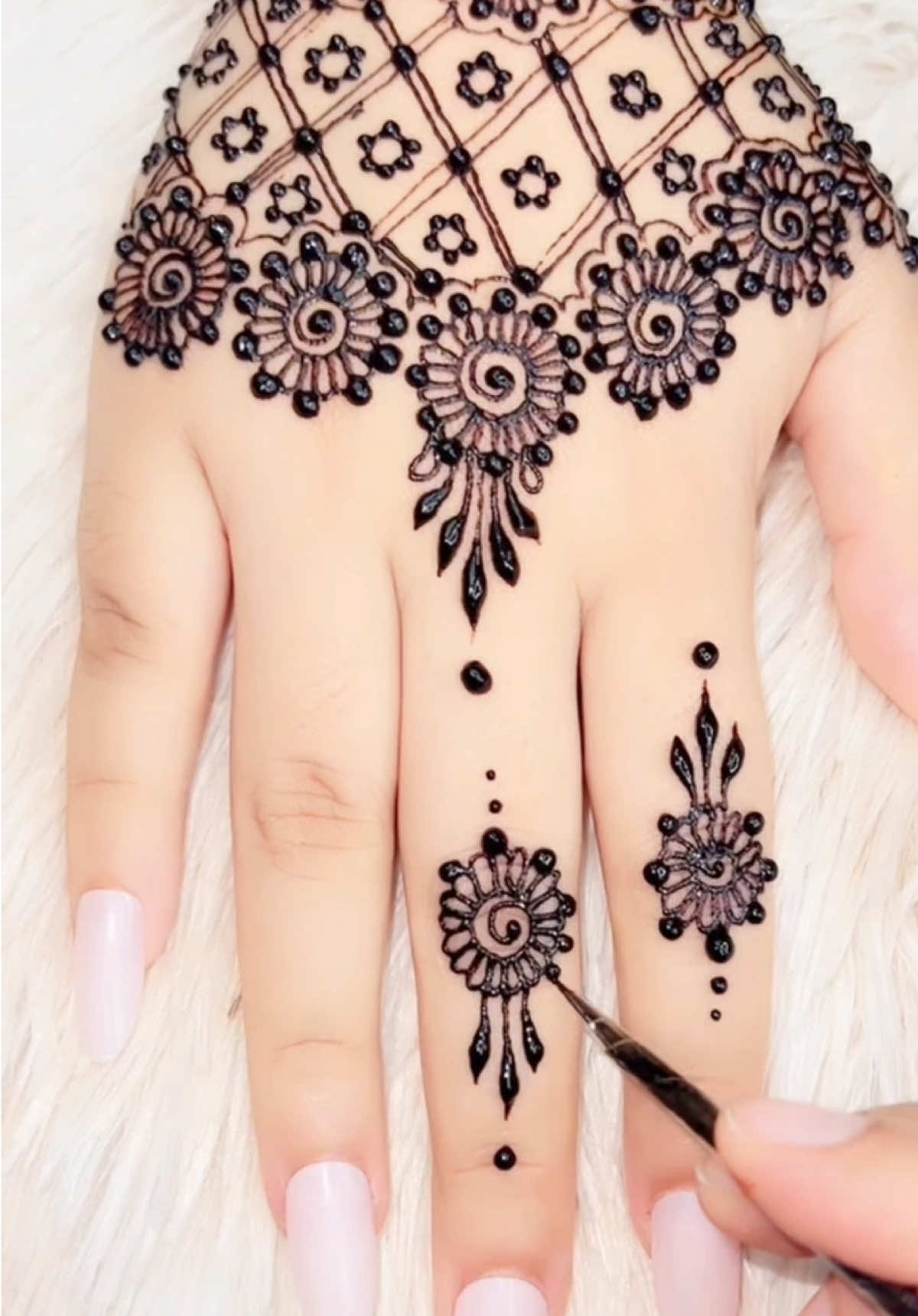Unique Henna Design ❤️Wait For End 👍🏻#foryou #mehndi #mehndiart #hennabymaham #growmyaccount #viralvideo #hennaartist #viral #mehndiartist #fyp 