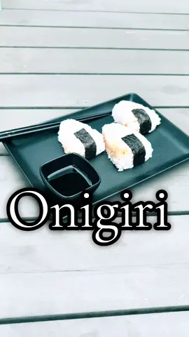 Onigiri: the original pocket snack. 🍙 Rijst. Tonijn. Zeewier. Meer heb je niet nodig. Straight outta Tokyo streetcorner. 🇯🇵🍘🐟 Sushi rijst :  150 gr rijst  180 gr water  Sushi azijn :  3 eetl sushi azijn  2 eetl suiker  1 tl zout  Bereidingswijze :  - Rijst 7 a 8 keer goed soepel tot dat water helder is  - Rijst afkoken met het water, aan de kook brengen deksel erop en 10 minuten op laag vuur koken.  - Na 10 minuten van het vuur en “door garen” met deksel erop.  - Sushi azijn verwarmen en mengen met de rijst, laten afkoelen op een plateau met theedoek.  Tonijn salade :  1 stuks tonijn uit blik  3 eetl keewpie mayo  2 eetl siracha  50 gr kimchi ( fijngesneden )  1 eetl kimchi sap  1 lente ui in ringen  1 eetl soya saus  Peper plus zout  Bereiding :  - Alles met elkaar mengen.  Onigiri maken :  HANDEN NAT MAKEN.  - Balletje rijst maken en in het midden een gaatje maken.  Hierin een beetje tonijn salade en weer een beetje rijst erop.  Vervolgens driehoek vormen en zeewier erom heen. ( druk de rijst niet te hard aan )  #FoodTok #foodiegram #viralfood #explorepage #fyp #reelsviral #tiktokcooks  