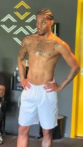 Treino com o João Pedro  Sempre levo para o funcional!  “Eu adoro esse tipo de trabalho! Além de melhorar o condicionamento cardiorrespiratório, ele também potencializa a velocidade de reação alem das diversas acelerações e desacelerações. Agora me diz: quantas vezes, durante o jogo, você já esteve exausto, e o treinador te chamou na beira do campo pra dar uma instrução? Você está tão imerso na intensidade do jogo que mal consegue prestar atenção no que ele diz, certo? E um dos pontos importantes deste exercício é esse: a capacidade de manter o foco e o entendimento mesmo em momentos de alto desconforto físico. E é isso que faz diferença dentro de campo!” #personal #personaltrainer #fisioterapia #fisioterapiaesportiva #performance #highperformance #pretemporada #Preseason #joaopedro #chelsea #chelseafc #PremierLeague #championsleague #inglaterra #brasil #futebol #Soccer @joaopedro.oficial 