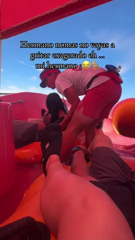 Si no gritas no se siente igual 😂#grito #waterslide #funny #hermano #tobogandeagua #jackiemarines #paratii #sixflagsphoenix #waterparks #chimpanzee 