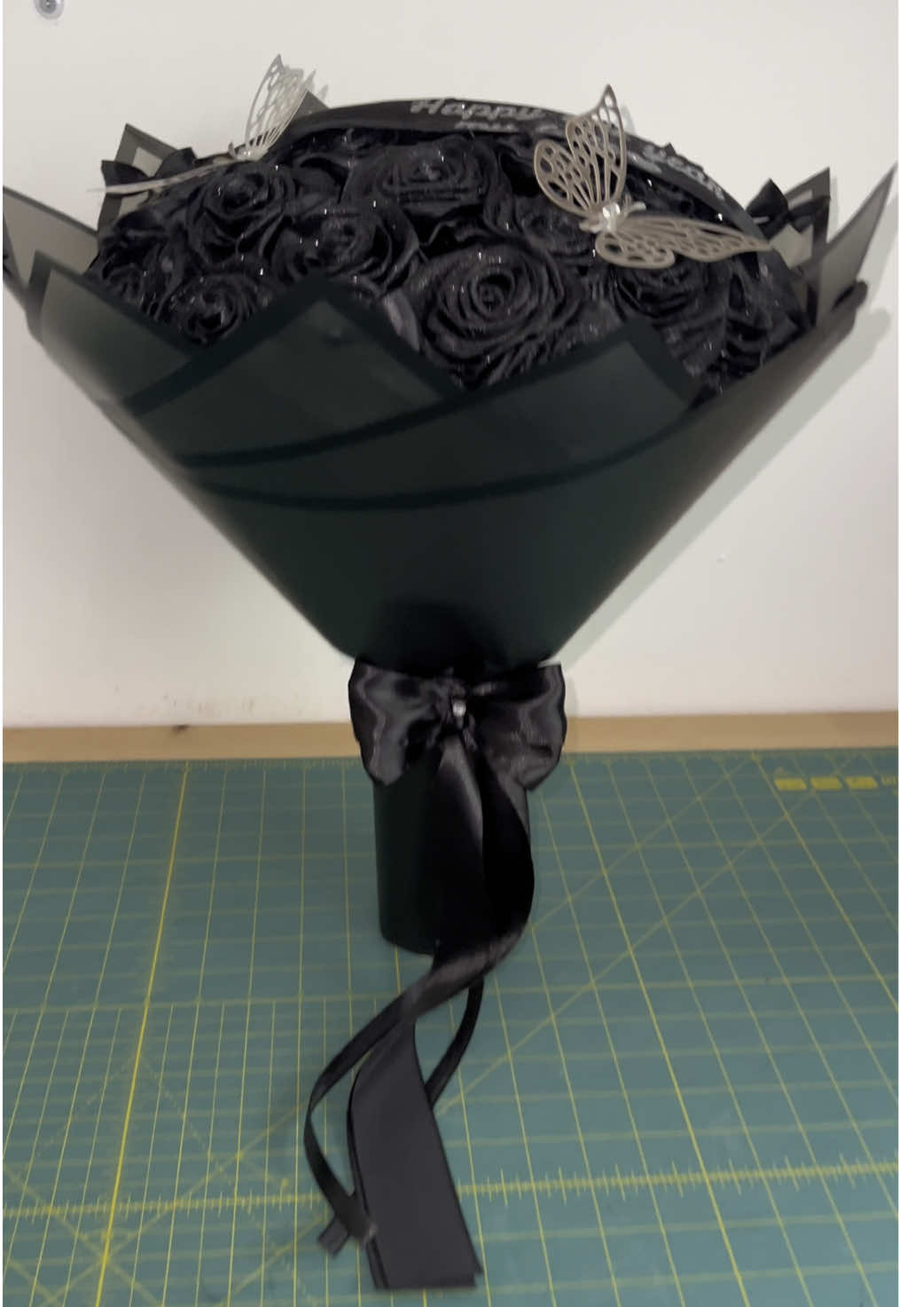 Let’s decorate this black glitter rose bouquet for a customer 🌹🥰 #ribbonroses #glitterroses #rosebouquet #florist 