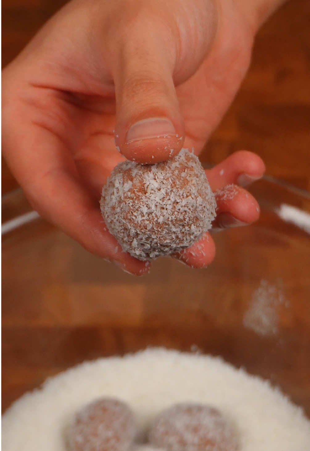 Badem sütü yapıyoruz 🌝 Malzemeler 1 Bardak Badem (100 gr) 3 Bardak Su (500ml) Bal (Opsiyonel) Çubuk Vanilya (Opsiyonel) Atıştırmalık için; Bademin posası Badem sütü (Azar azar ekleyerek kıvama bakın) 5-6 Hurma (Çekirdeksiz ve küçültülmüş) 2 Yemek kaşığı Hindistan Cevizi Yağı  1 Yemek Kaşığı Kakao 2 Kaşık Fıstık ezmesi (%100 Fıstık) Bir tutam Tuz Tatlandırmak için bal ya da keçi boynuzu özü Dışını kaplamak için dilediğiniz kuruyemiş ya da hindistan cevizi