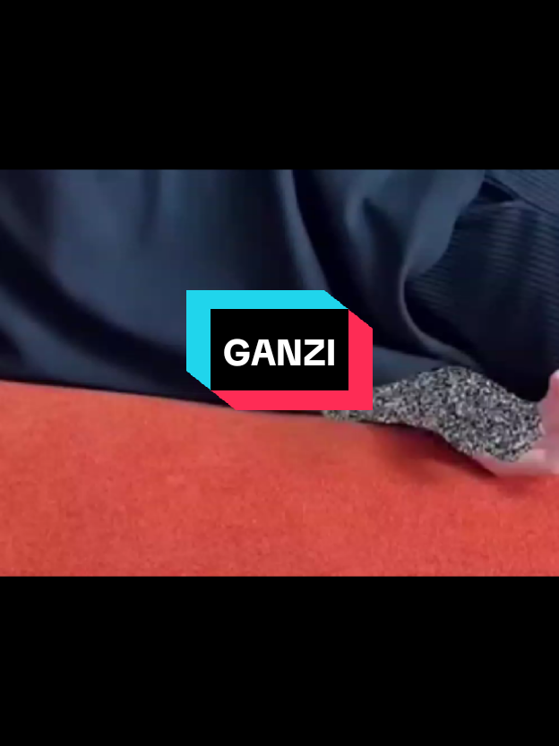 Ganzi hutokea pale ambapo kuna usumbufu au uharibifu katika njia za neva (nerves) ambazo hupitisha taarifa kutoka mwilini kwenda kwenye ubongo na kutoka kwenye ubongo kurudi mwilini. Ganzi inaweza kuhisiwa kama kufa ganzi, kufa kwa hisia, kuwasha, kuchoma, au hisia za sindano ndogo ndogo. Sababu kuu za ganzi kutokea ni: Shinikizo kwenye neva Mfano: Kukaa au kulala vibaya kwa muda mrefu kunaweza kukandamiza neva, kama vile kukaa ukiwa umekunja mguu. Mzunguko duni wa damu Damu isipopita vizuri kwenye sehemu fulani ya mwili, neva hukosa virutubisho na oksijeni, na kusababisha ganzi. Mfano: matatizo ya moyo, baridi kali, au ugonjwa wa kisukari. Uharibifu wa neva (neuropathy) Mara nyingi husababishwa na: Kisukari Matumizi ya pombe kwa muda mrefu Magonjwa ya figo au ini Matatizo ya lishe (ukosefu wa vitamini B12) Sumu au madawa Magonjwa ya mishipa ya fahamu Mfano: Multiple sclerosis Stroke (kiharusi) Migraine Majeraha ya mgongo au ubongo Uharibifu wa neva kutokana na ajali au kuumia unaweza kusababisha ganzi sehemu fulani za mwili. Matatizo ya uti wa mgongo au neva za mgongo Kama vile: Herniated disc (kupasuka kwa pingili za uti) Sciatica (shinikizo kwenye neva ya mguu) Ni lini upate msaada wa daktari? Ikiwa ganzi: Inaendelea kwa muda mrefu Inasambaa au kuzidi Inahusiana na udhaifu, kizunguzungu, kupooza, au matatizo ya kuona/kuongea Inatokea ghafla Ni muhimu kutafuta matibabu. Daktari anaweza kupendekeza vipimo kama MRI, CT scan au vipimo vya damu ili kutambua chanzo.#southafrica #congo #kenyantiktok #zambiantiktok #malawitiktok #oman#USA 
