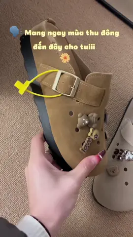 Dép sục da lộn đính kèm sticker xinh xắn #depsuc #depsucnu #giaysuc #depnu #depcross #depxinh #giaydalon #sticker #shopgiayxinh309 