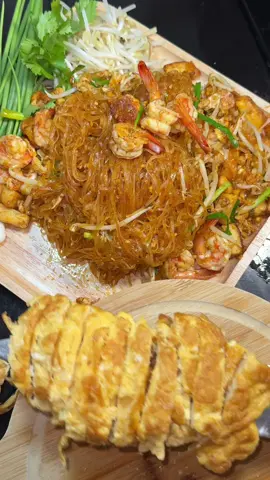 อยากกินผัดไทยอร่อยอร่อยไม่ต้องตามหาร้านดังแล้วจ้ะ เพราะตอนนี้ผัดไทยชอแชมป์เค้าทำถึงมาก รสชาติแซ่บนัวกลมกล่อมเปรี้ยวนิดหวานหน่อย มีความเผ็ดนิดนึง ทำกินสองห่อกับเพื่อนเพื่อนสี่ห้าคนอิ่มจุกๆ #รีวิวของกินอร่อยๆ #ผัดไทยชอแชมป์ #ผัดไทย #เส้นเซี่ยงไฮ้ผัดไทยตราชอแชมป์ 