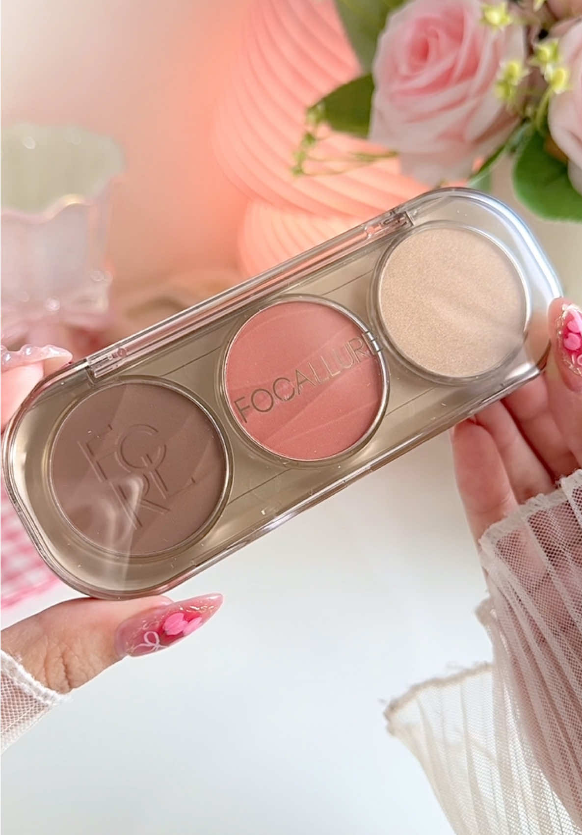 Focallure pro sculpt 3in1 palette highlighter, contour & blush. Warna nya super pigmented dan satu palette isinya lengkap bgt jadi ga perlu ribet lagi. Aku suka banget sama kombinasi warna nya super cocok dikulitkuuu #focallure #focallureprosculpt3in1 #palettemakeup #makeuppalette #highlighter #contour #blush #gajiansale #promoguncang88 #fyp 