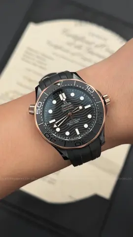 As black as the night. Sharp as steel. Seamaster Diver 300M 43.5mm – a comprehensive black version for those who do not live deep. Large size 43.5mm, cold black face, sports rubber band - overall is a manifesto of a modern man: elegant but not afraid to dive deep, neat but always ready to break through. This is not a watch to 