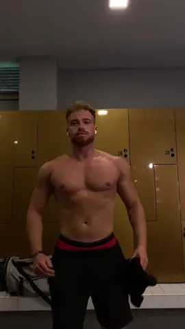 Nada muda se tu não mudares. Mesma pessoa, nova mentalidade. 💪🏼 Antes: desculpas. Depois: resultados. #transformaçãoreal #gym #transformation #fyp #GlowUp #gymrat #motivacion #gymworkout #aesthetic #portugal #joaocampino #Lifestyle @khorofficial 