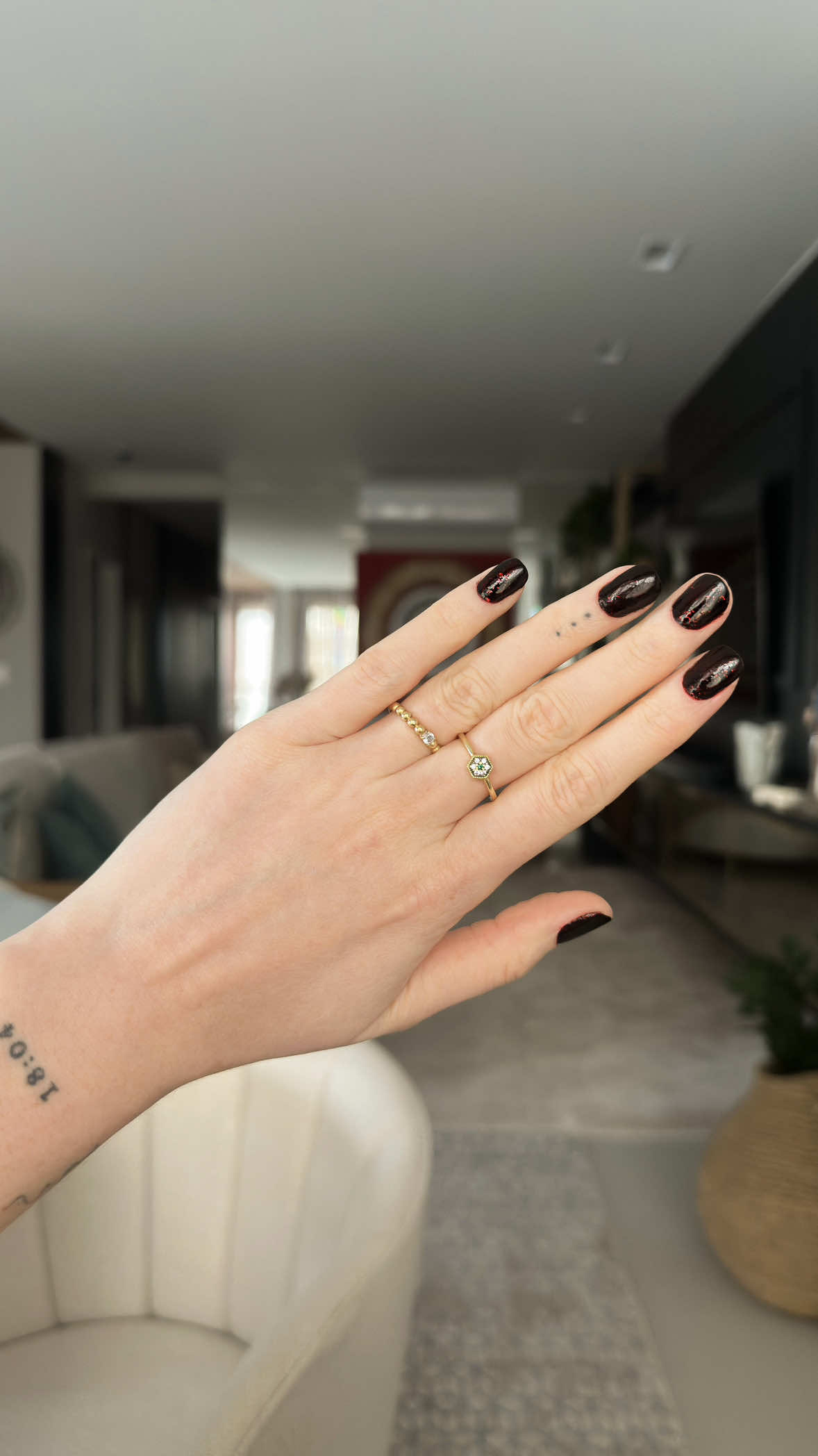 esmaltação brilhosa encapsulada ❤️‍🔥 - base fortalecedora, colorama; - black cremoso, colorama; - meu esquema preferido, dailus (x2); - me deixa ameixa, risqué; - top coat, risqué. #unhas #uñas 