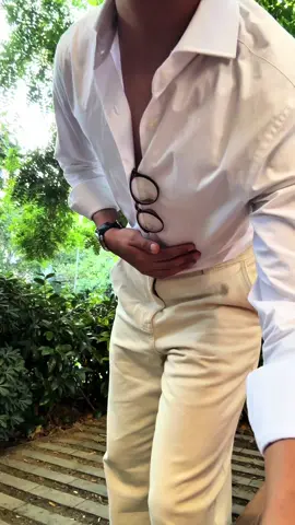 La elegancia de un caballero 🫳🏻🍷#oldmoney #luismiguel #lamentira #paratii #fyp #foryouuu #MensFashion #outfit #luismiguel 