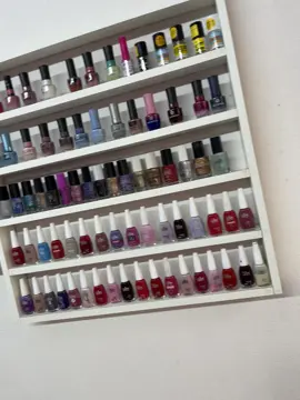 Meu expositor de esmalte do jeitinho que a gente gosta 😍👣💅  Será que tem variedades 😍😍 #unhas #cores #belleza 