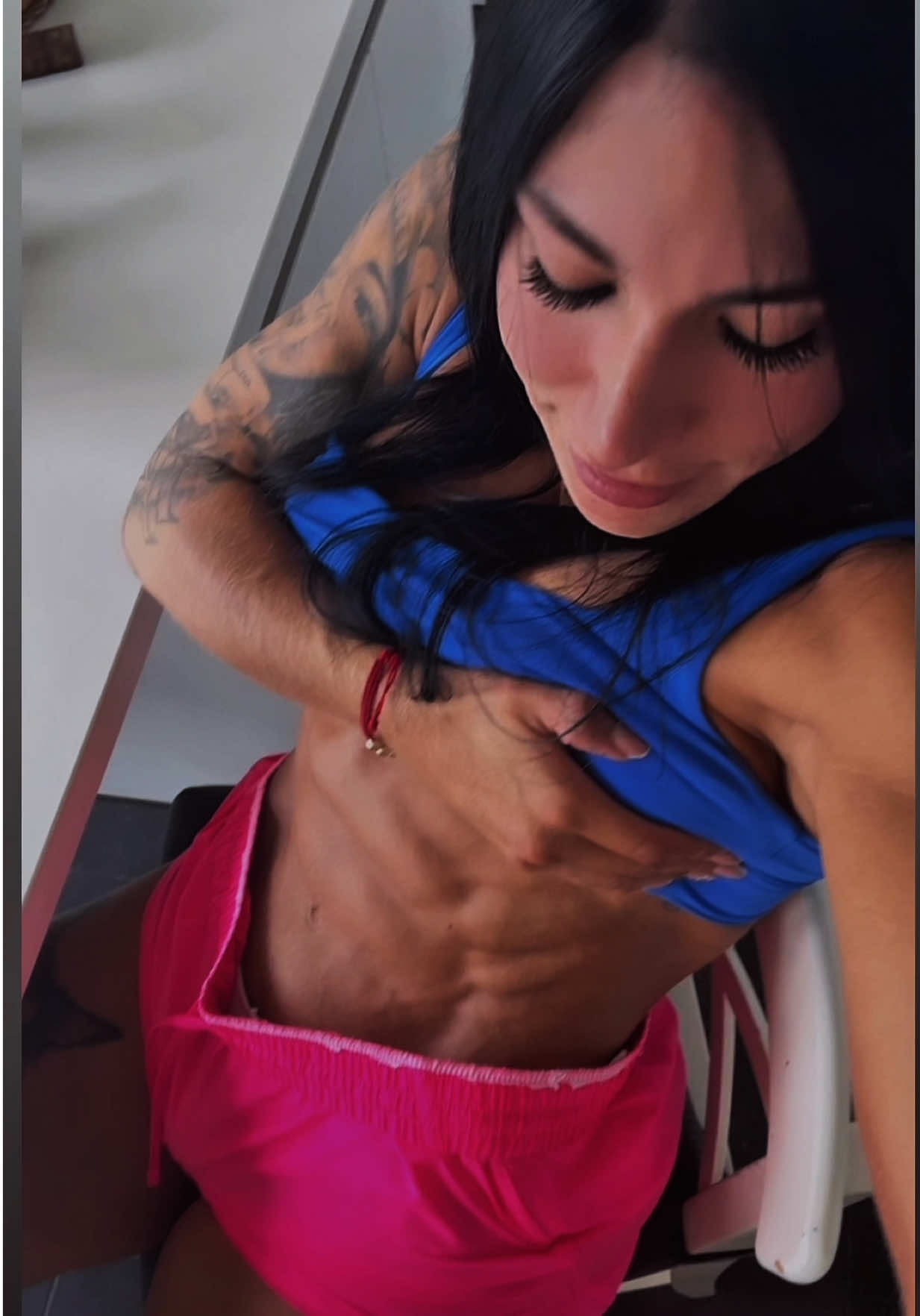 En mi entrenamiento de cuádriceps realicé  biseries la cual consiste en realizar dos ejercicios diferentes o incluso el mismo ejercicio dos veces seguidas, sin descanso entre ellos, para luego sí descansar al finalizar ambos ejercicios🔥 Este método se utiliza para aumentar la intensidad y eficiencia del entrenamiento, enfocándose en la hipertrofia muscular🫶🏼 #paratiiiiiiiiiiiiiiiiiiiiiiiiiiiiiii #gym #culturismo #bodybuilding #colombiana #fypシ゚ #proceso 