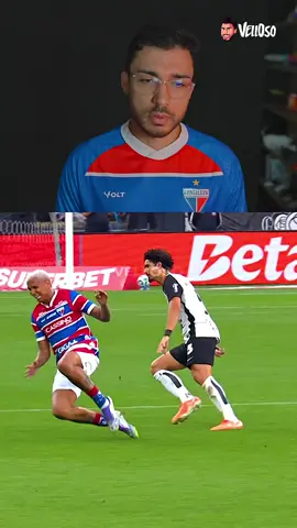Leitura labial do Deyverson tirando a chuteira no jogo contra o Corinthians. O jogador do Fortaleza sofre falta, mas o juiz parece que não acreditou tanto. 🤣 #deyverson #corinthians #fortalezaec #brasileirao