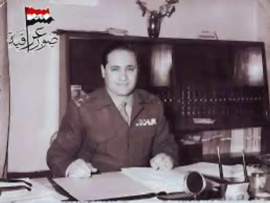 عبد الرزاق سعيد النايف (1934- 10 يوليو 1978) أول رئيس حكومة عراقية بعد انقلاب 17 تموز عام 1968، لكن حكومته أطيح بها بعد أقل من أسبوعين في انقلاب 30 تموز. قبلها كان بمنصب مدير الاستخبارات العسكرية. ولد عبد الرزاق سعيد نايف الحيالي في مدينة الفلوجة التابعة لمحافظة الأنبار 1934 تخرج ضابطا في الكلية العسكرية الأولى ببغداد في عام 1953، ثم عمل مدرسا في الكلية نفسها. نُقل إلى قوات المشاة ثم نقله عبد السلام عارف إلى الاستخبارات العسكرية، درس أساليب الاستخبارات في بريطانيا وعاد إلى العراق في عام 1964. ومنذ نكسة حزيران عام 1967 برزت على الساحة العراقية كتلتان لعبت الدور السياسي الرئيس في البلاد، الأولى كتلة طاهر يحيى (رئيس الوزراء، آنذاك) والثانية كتلة القصر الجمهوري المكونة من النايف والداود وسعدون غيدان آمر الدبابات في القصر الجمهوري والثلاثة من «ديرة عارف».[7] اُستهدف في محاولة اغتيال في عام 1976 ولكنه نجى منها وكانت من تدبير خصومه في حزب البعث. أصيب النايف في 9 يوليو 1978 بجروح خطيرة في محاولة اغتيال أثناء خروجه من فندق انتركونتيننتال في بارك لين بمدينة لندن وتوفي بعد يوم.#عبدرزاق_النايف #صدام_حسين  @الصندوق الاسود◾️  