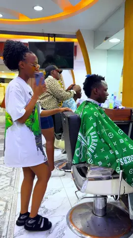 🎬POV: You’re trying to start work, but the gossip is too juicy 😅📞 One thing about barber stories—they’ll distract you proper! @Joseph the barber  #FunnyMoments #BarberLife #TikTokKenya #WorkChronicles #BarbershopVibes #HaircutFail #ClientDiaries   