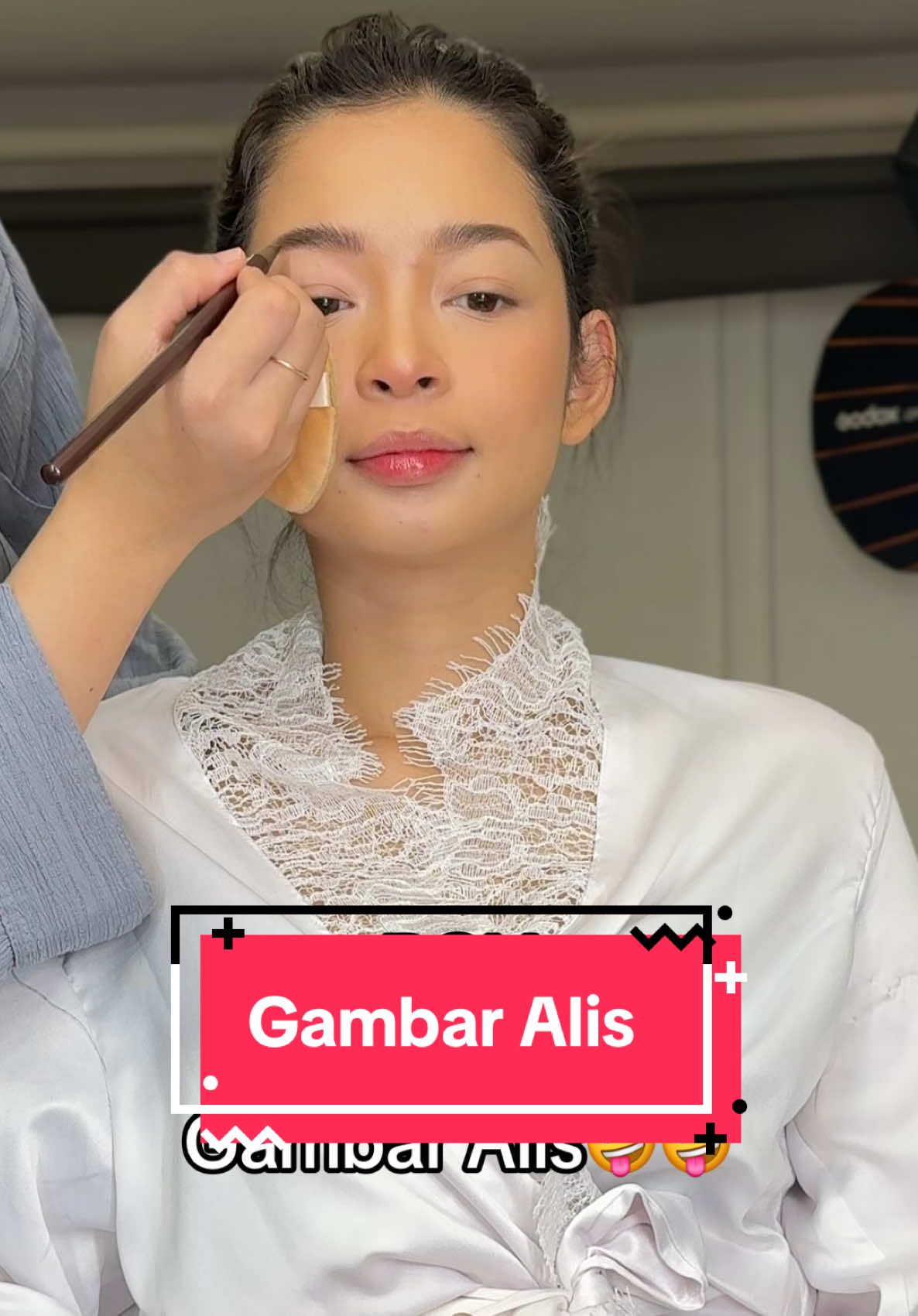 Video riri lagi yaa soalnya aku belum portoan lagi 🤪 🤪 Ada yg bisa tebak produk makeupnya apa aja??? #makeupartist #makeup #tipsmakeup #tutorialmakeup 