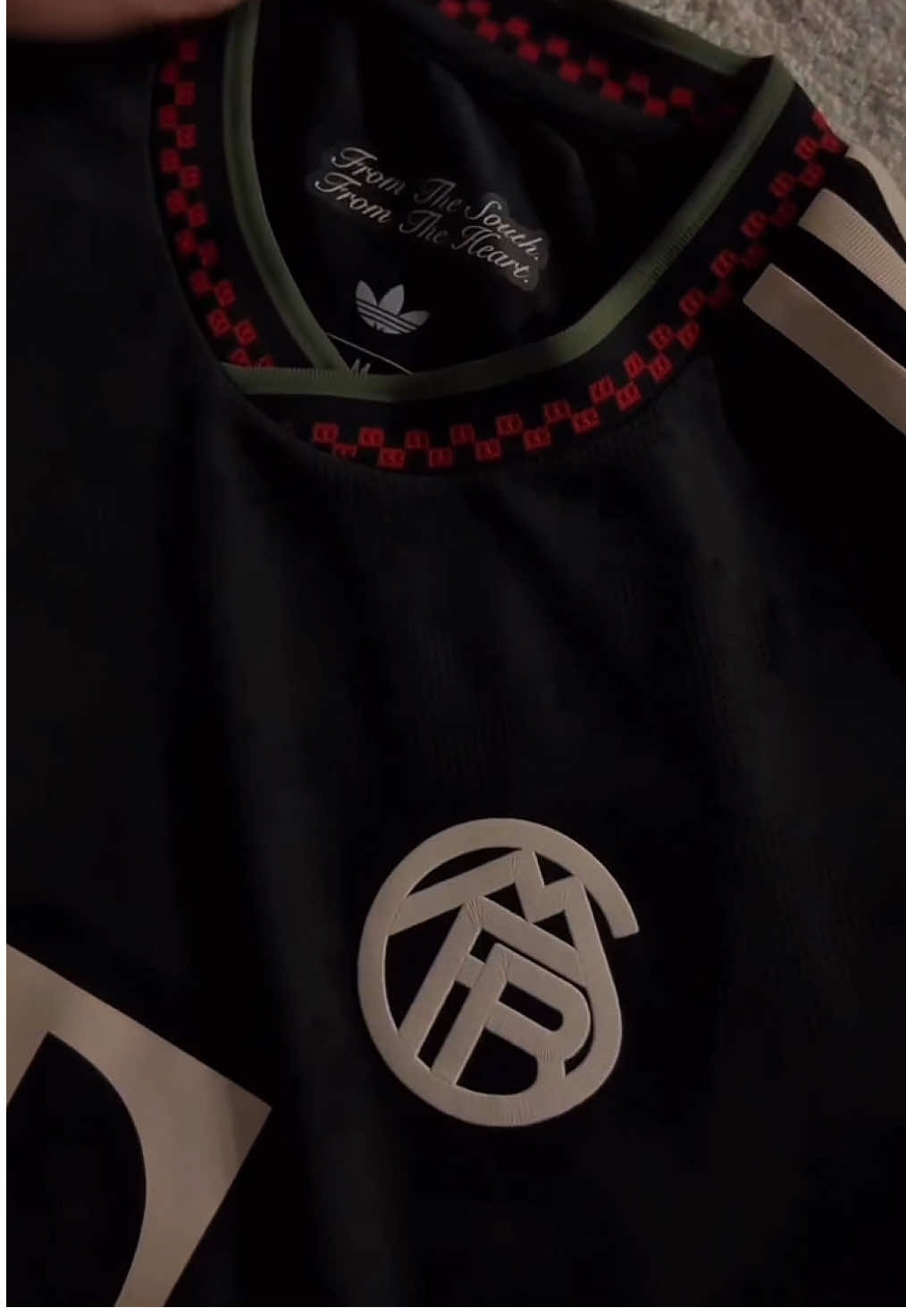 🔥 LANÇAMENTO PESADO! A nova camisa preta do Bayern em parceria com a Adidas Originals chegou com tudo — minimalista, elegante e cheia de identidade! 👟 Clássico retrô + modernidade no ponto certo. 👀 E aí, torcedor, essa entraria no seu top 3 da temporada? 👉 Já disponível no site: cornetasports.com.br #Bayern #AdidasOriginals #CamisaNova #CornetaSports #MantoEuropeu #FutebolComEstilo