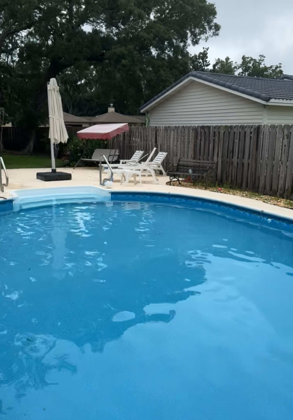 3 liners and still leaking 🤦🏼‍♂️ #pool #poolleak #fyp #foryoupage #poolcleaning #poolleakdetection #leakdetection #h20leakdetection #satisfyingvideo #satisfying 