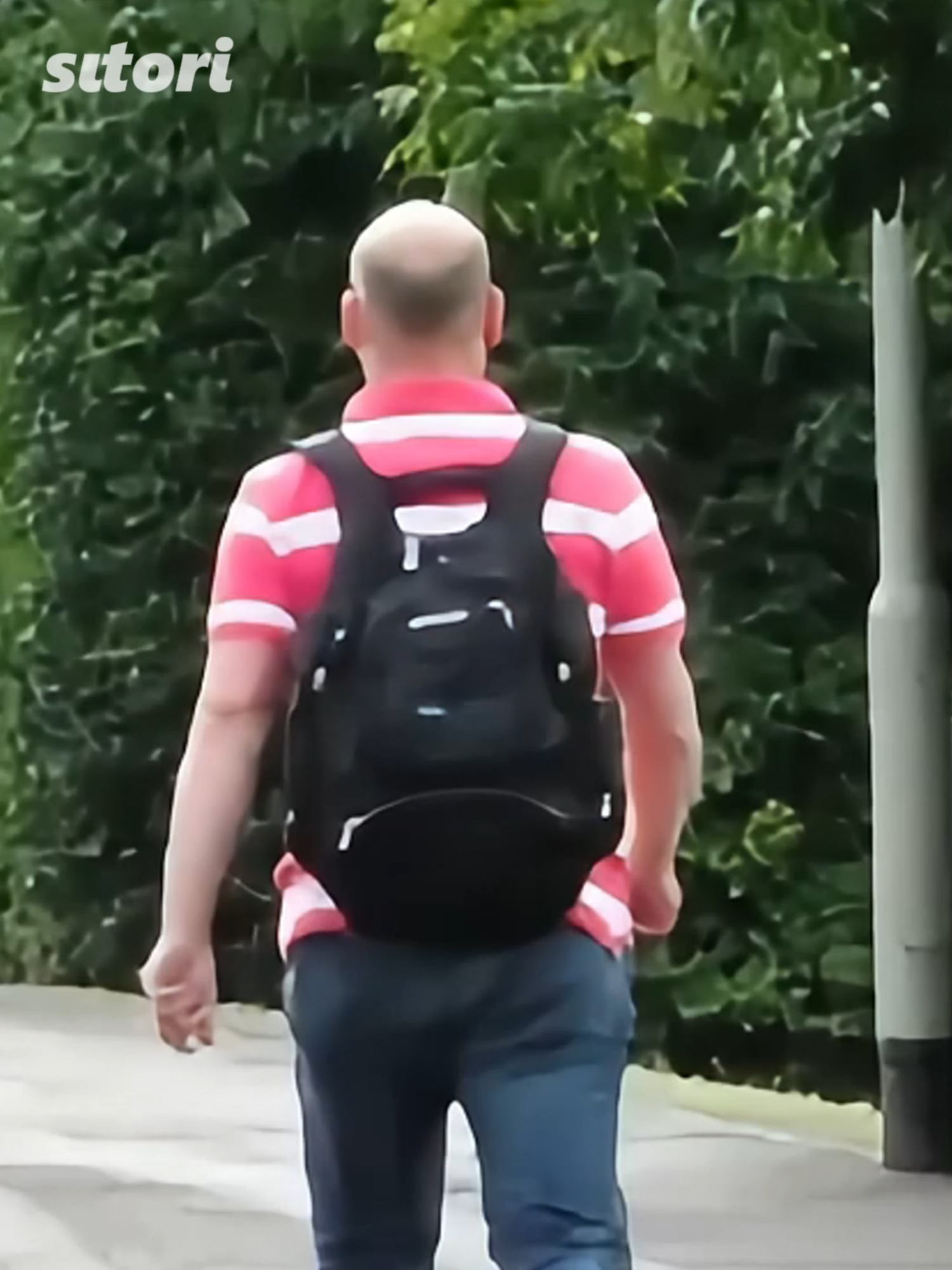 Karısıyla Tartıştı Sakinleşmek İçin 450 Km Yürüdü 🗺 🚶‍♂ 2020 yılında, Como’da yaşayan 48 yaşındaki bir İtalyan adam, eşiyle çıkan tartışmanın ardından sakinleşmek için yola çıktı. Telefonu, çantası veya herhangi bir ulaşım aracı olmadan, yalnızca ayaklarıyla yaklaşık 450 kilometre yürüdü. Haftalar süren bu yürüyüşte, her gün ortalama tahmini 60 kilometre mesafe ilerlediği belirtiliyor. Yol boyunca karşılaştığı yabancılar ona yiyecek ve içecek ikram etti, böylece hiç desteksiz kalmadı. Bir hafta sonra Adriyatik kıyısındaki Fano kasabasında, saat 02.00’de polis tarafından durduruldu. Polisin önce inanmadığı hikayeyi, adamın eşinin bir hafta önce Como’da kayıp başvurusu yapmış olması doğruladı. Adam polise, “Buraya yürüyerek geldim, hiçbir ulaşım aracı kullanmadım” diyerek serüvenini özetledi. Polisin kestiği yaklaşık 400 Avro’luk sokağa çıkma yasağı cezası ise kocasını almak üzere gelen eşine yüklendi. #bilgi #ilginçbilgiler #italya #como #yürüyüş #fyp #kesfet #keşfet #siziniçin #sltori #sizinicin #keşfet