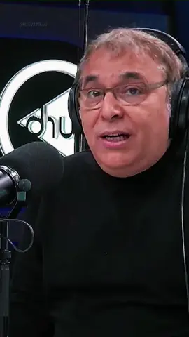 No te aferres al odio… porque quien se aferra al odio, se encadena al dolor. 💔 Soltar no es olvidar, es liberarte. 💬 — Gabriel Rolón en Urbana Play 104.3 FM . . . #FraseDelDía #GabrielRolón #Reflexión #SaludEmocional #SoltarElOdio #SanarEsLibertad #CrecimientoPersonal #UrbanaPlay #InspiraciónDiaria #Psicología #BienestarInterior #NoTeAferres #FuerzaInterior #DesarrolloHumano #FrasesQueInspiran #MentalidadPositiva #SanaciónEmocional #SoltarEsAvanzar #ConcienciaPlena #Autoestima